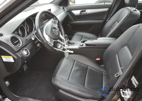 2013 Mercedes-Benz C 300 4Matic z USA, uszkodzony, nr VIN WDDGF8AB1DR296018